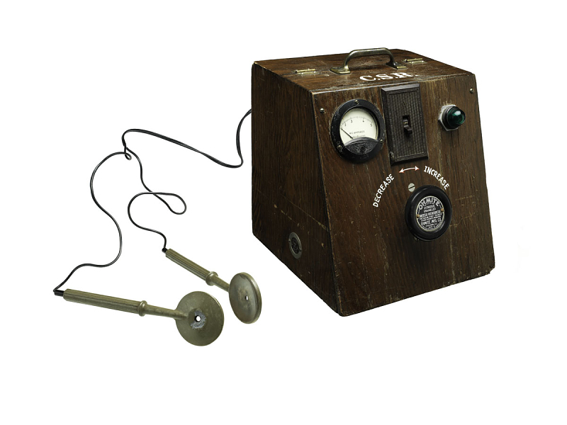 Дефибриллятор  К.  Бека  конструкции  Дж.  Рэнда (1947 г.). Дар Клода Бека отделу медицины и науки Национального музея американской истории Смитсоновского инс-титута (США)