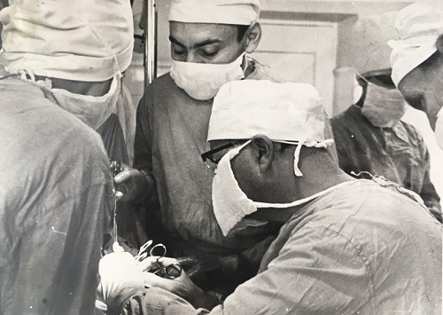 Оперируют на сердце А.В. Егоров (в центре), профессор Е.Н. Мешалкин (справа). 1966 г. Сахалин